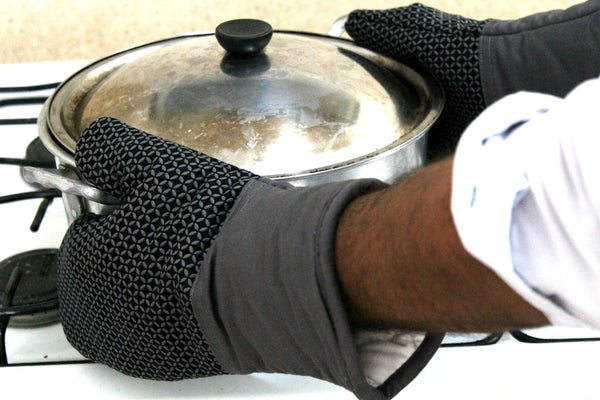 Premium Heat Resistant Oven Gloves / Mitts - Pack of 2 : Non-Slip Silicone Exterior